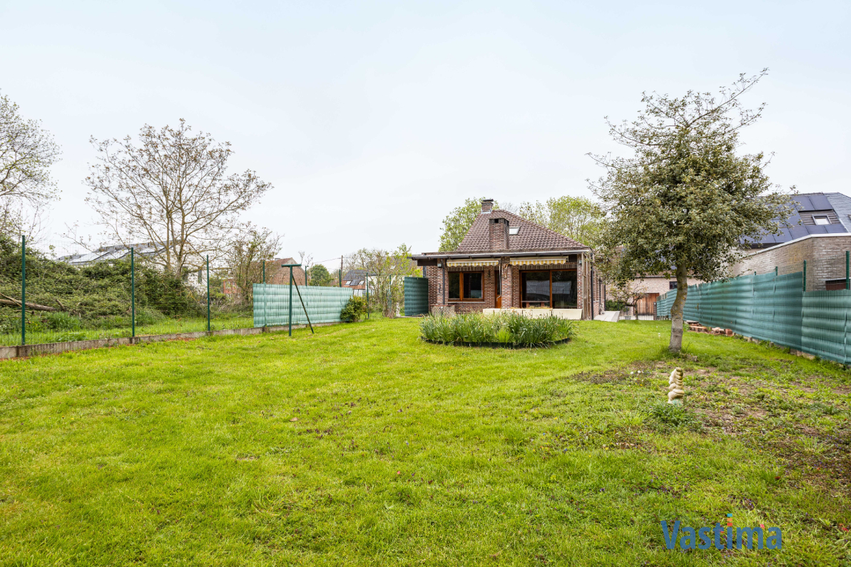 Immo Vastima - Huis Te koop Nieuwerkerken - Ruime halfopen bungalow met grote kelder, 3 slaapkamers en zonnige tuin